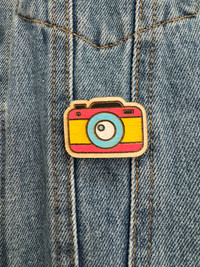 Pin's tout mim's - Appareil photo - Bois concept